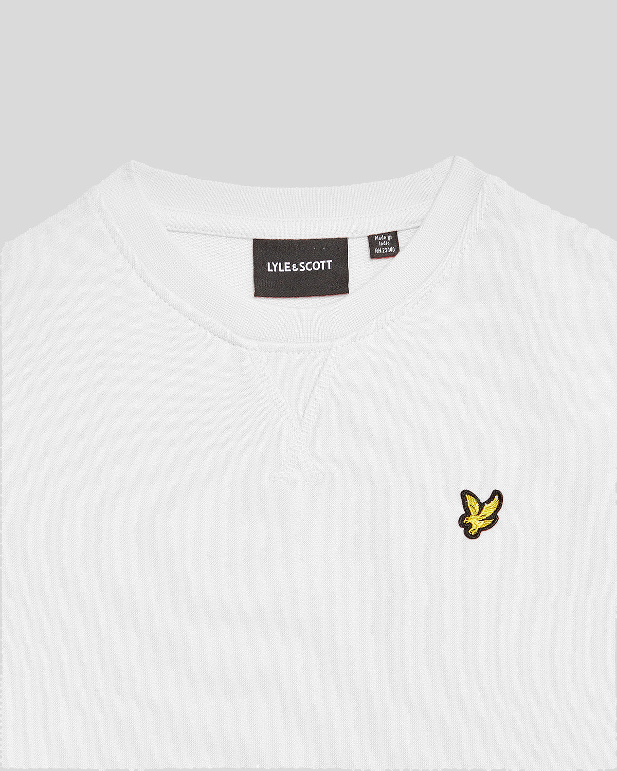 Un garçon porte un sweat-shirt classique à col rond blanc