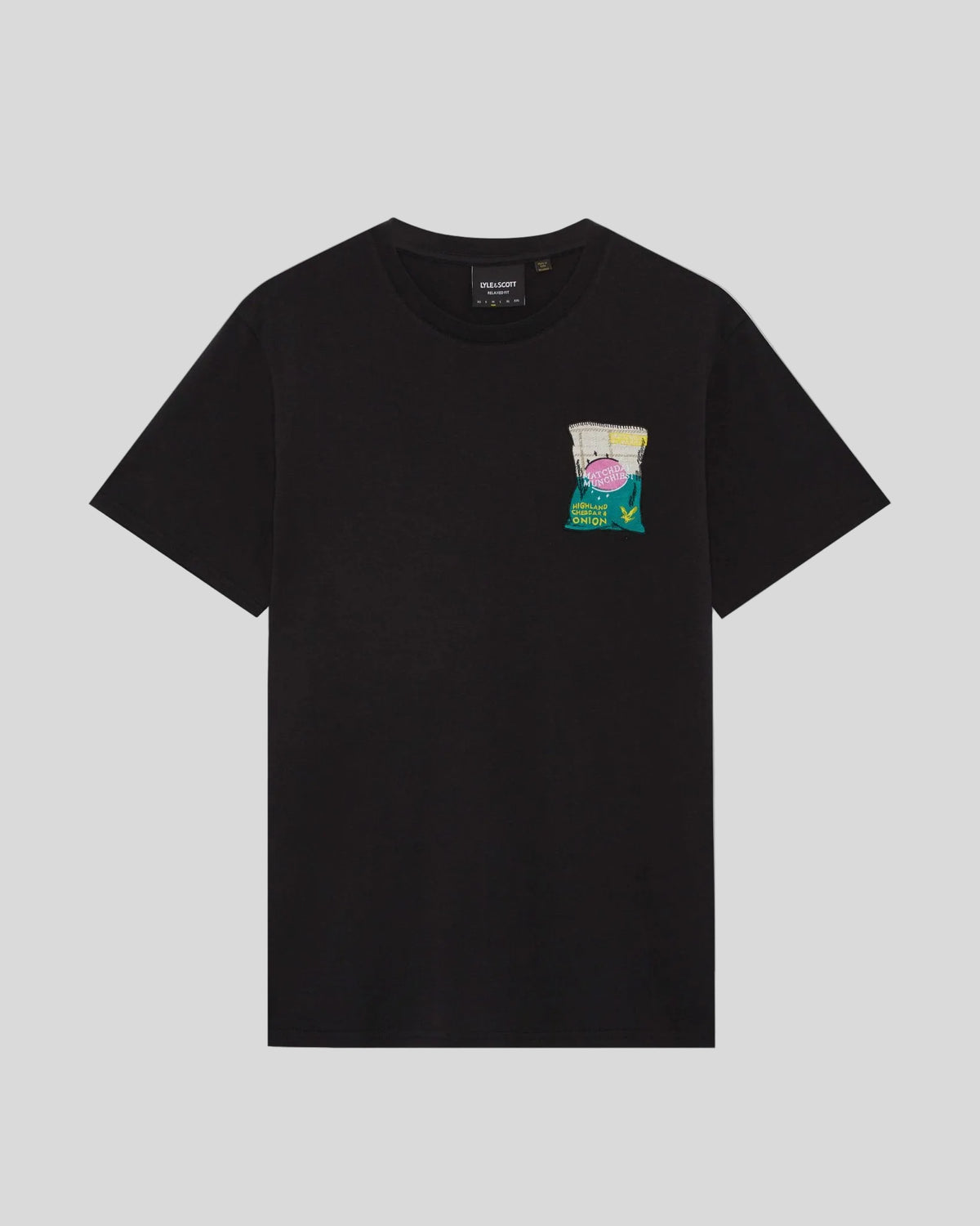 Homme portant un t-shirt à col rond avec motif brodé, couleur noir de jais