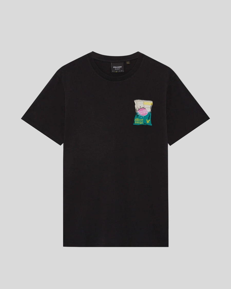Homme portant un t-shirt à col rond avec motif brodé, couleur noir de jais