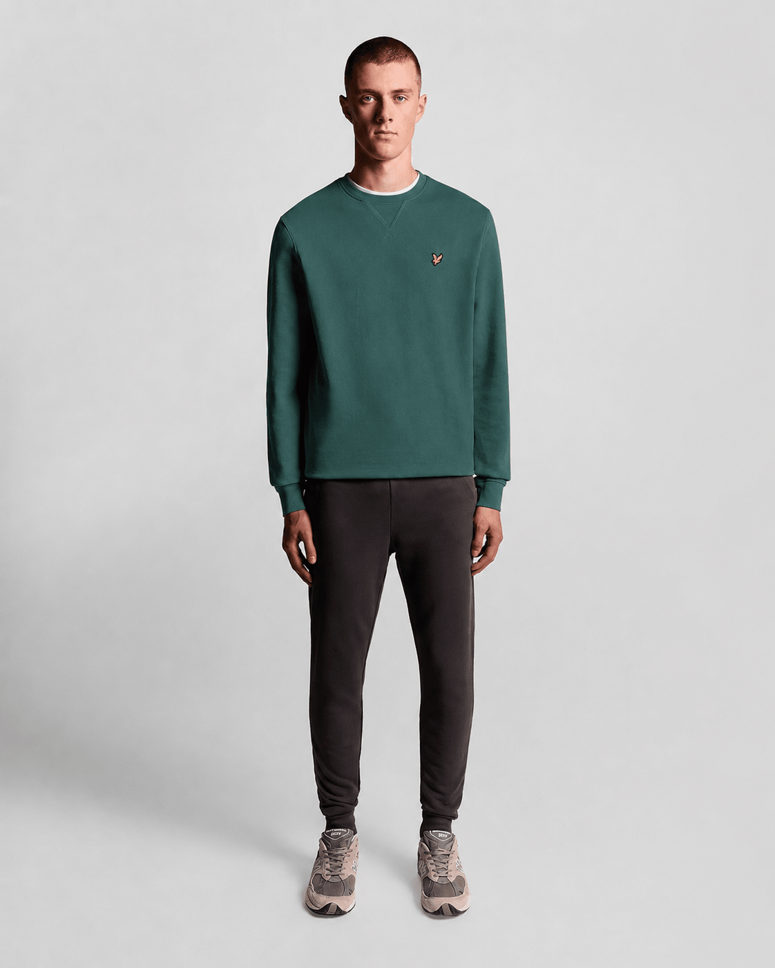 Un homme porte un sweat-shirt à col rond en coton, couleur Everglade