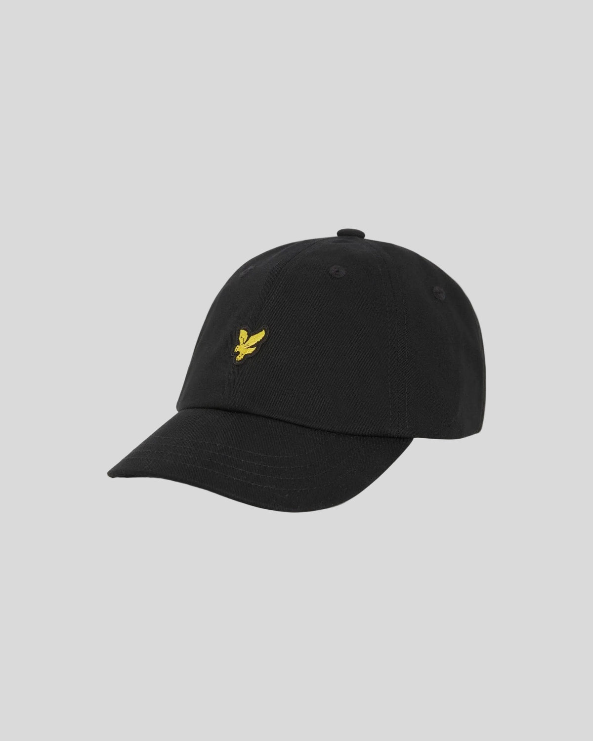 Uomo con cappellino da baseball nero corvino