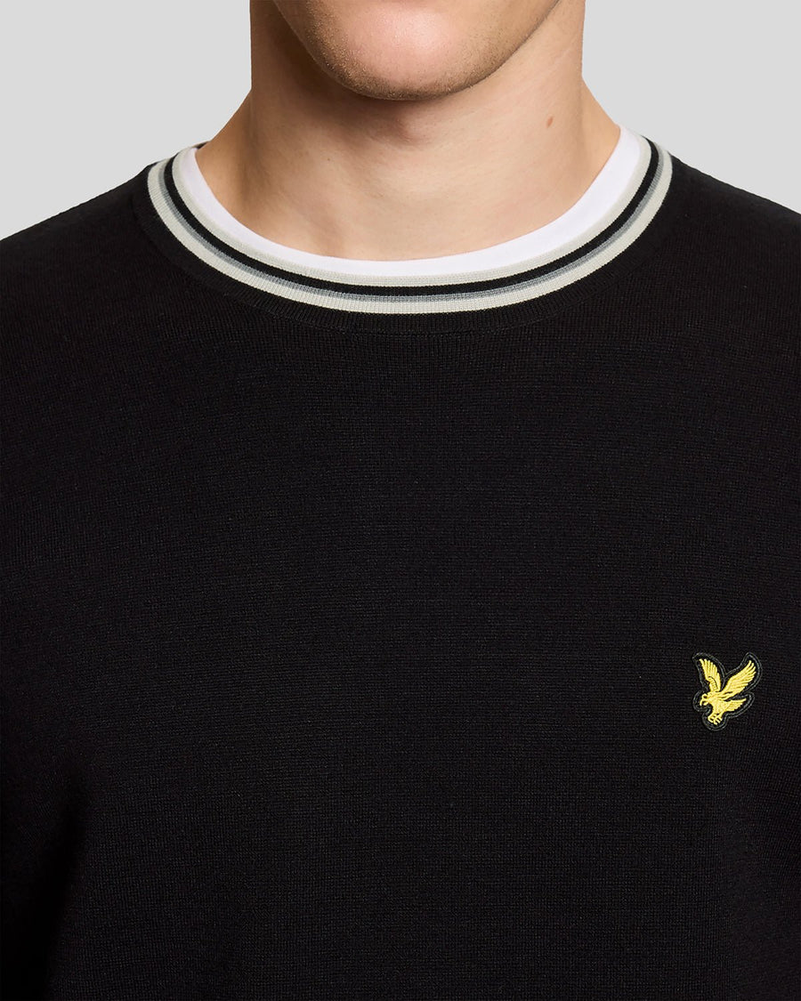 Homme portant un pull à col rond en maille à bords contrastés, couleur noir de jais