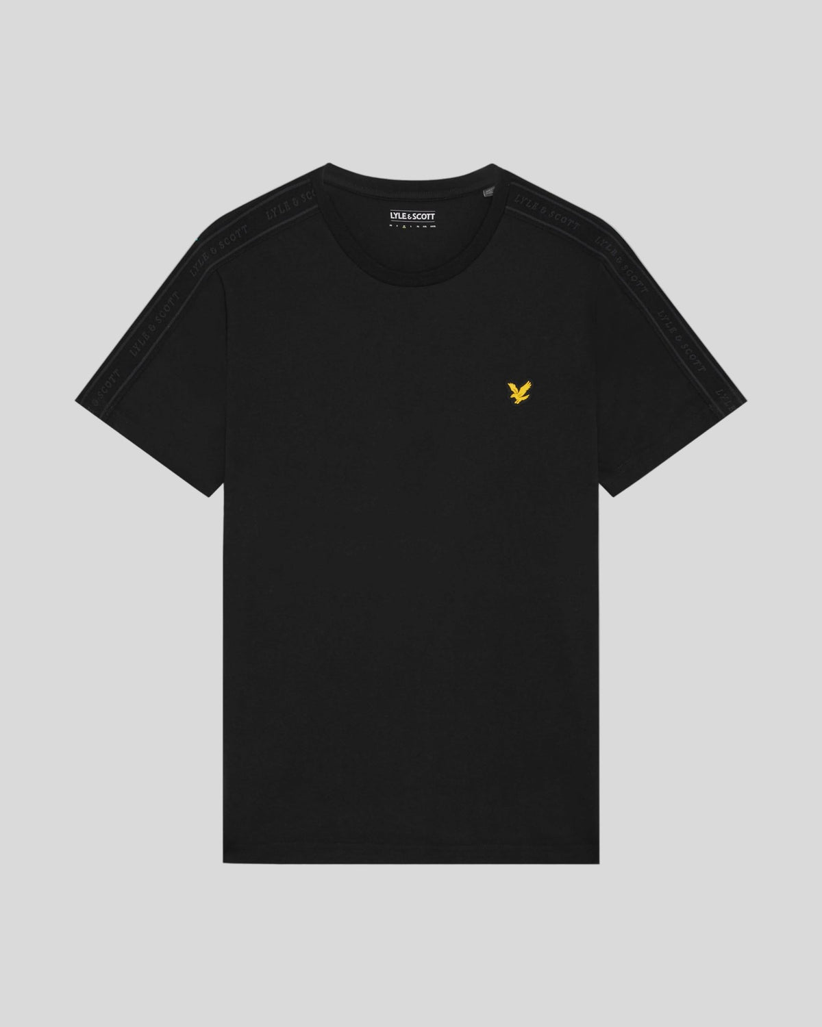 Hombre lleva camiseta deportiva con cinta jacquard en color negro azabache.