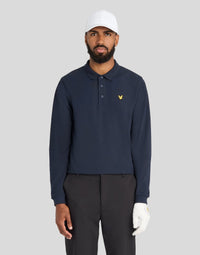 Hombre con polo técnico de manga larga en azul marino oscuro