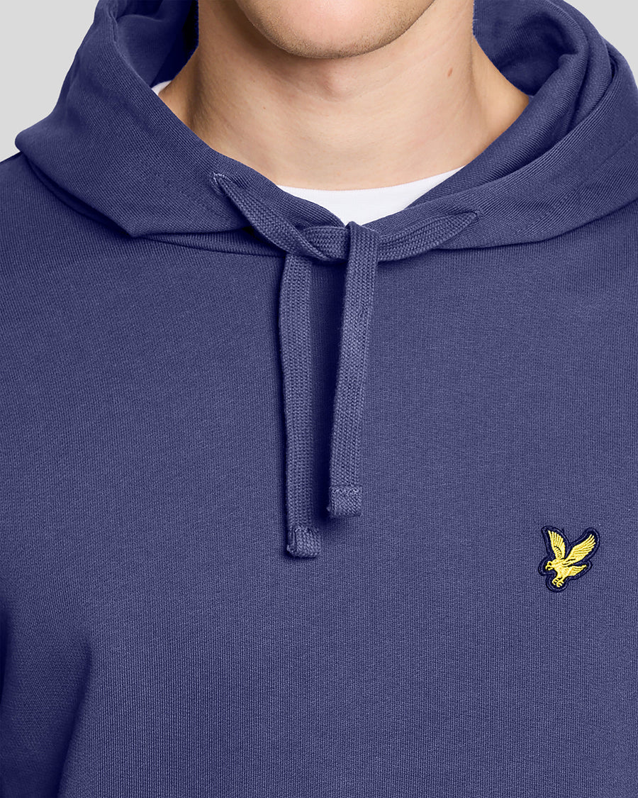 Man draagt een Loopback katoenen hoodie in diep marineblauw