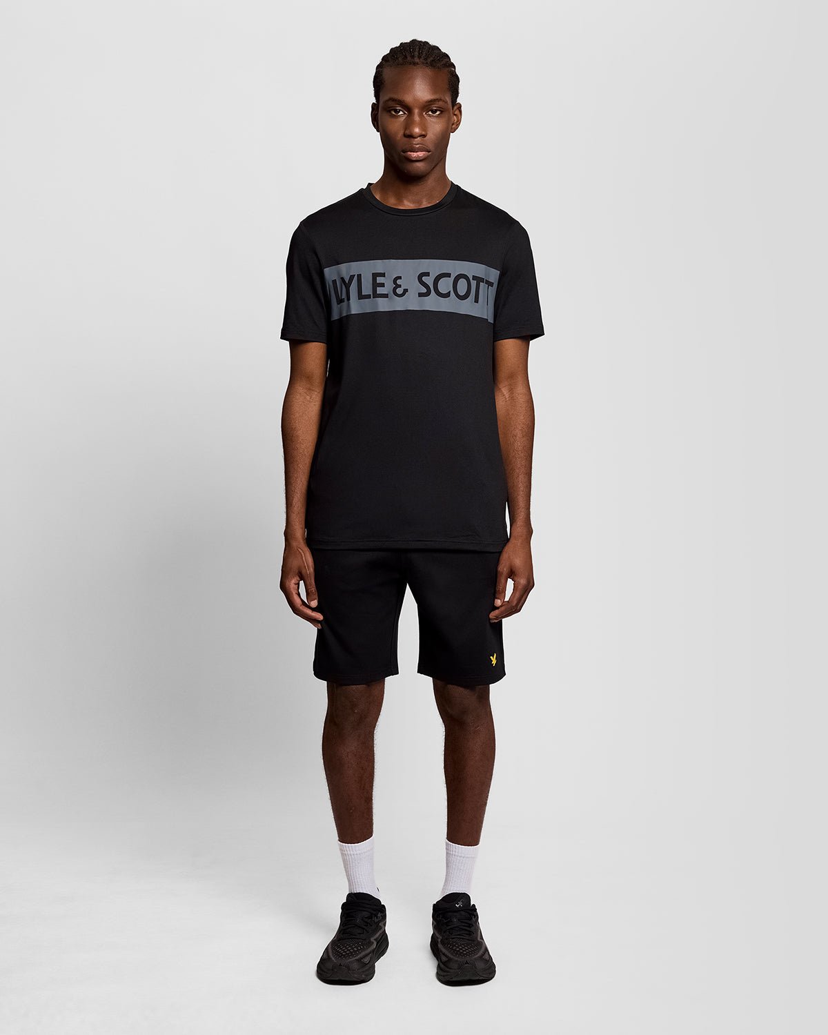 Homme portant un t-shirt à logo sur la poitrine, couleur noir de jais