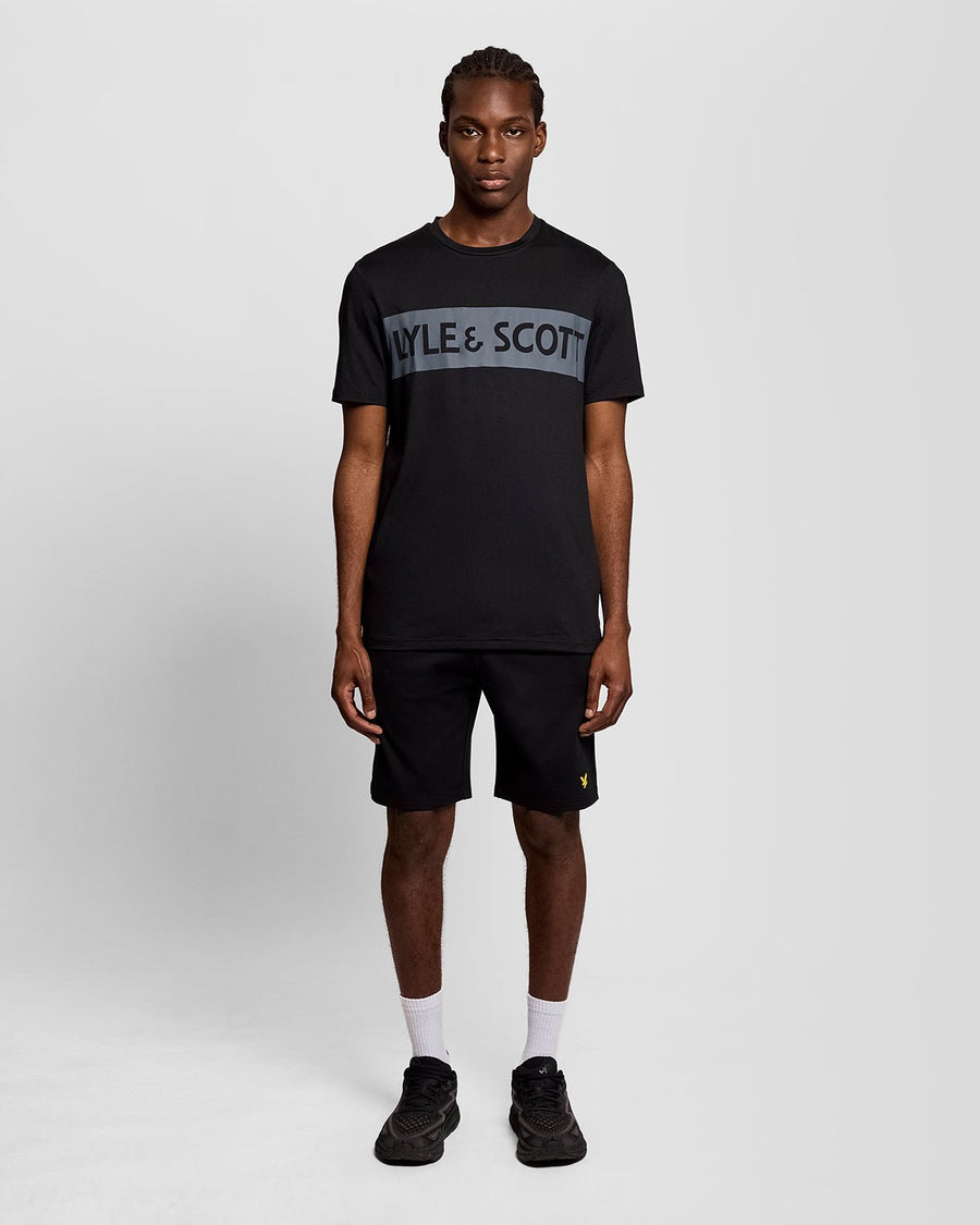 Homme portant un t-shirt à logo sur la poitrine, couleur noir de jais