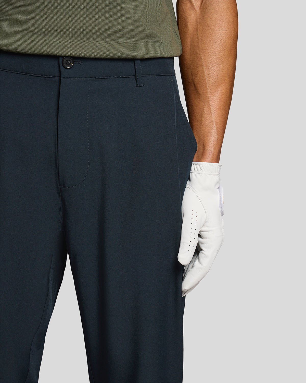 Homme portant un pantalon chino bleu marine foncé