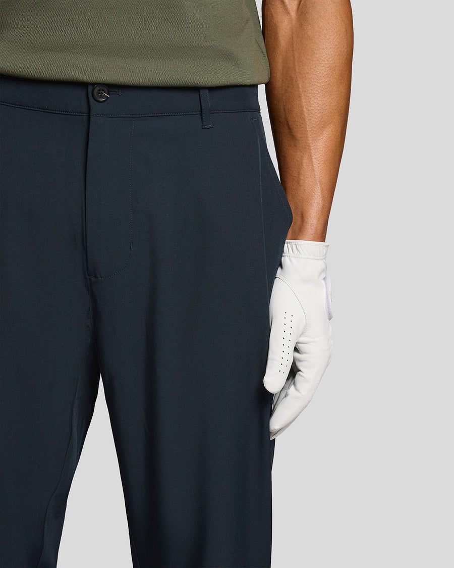 Homme portant un pantalon chino bleu marine foncé