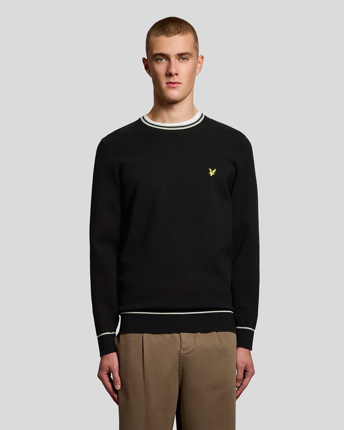 Homme portant un pull à col rond en maille à bords contrastés, couleur noir de jais
