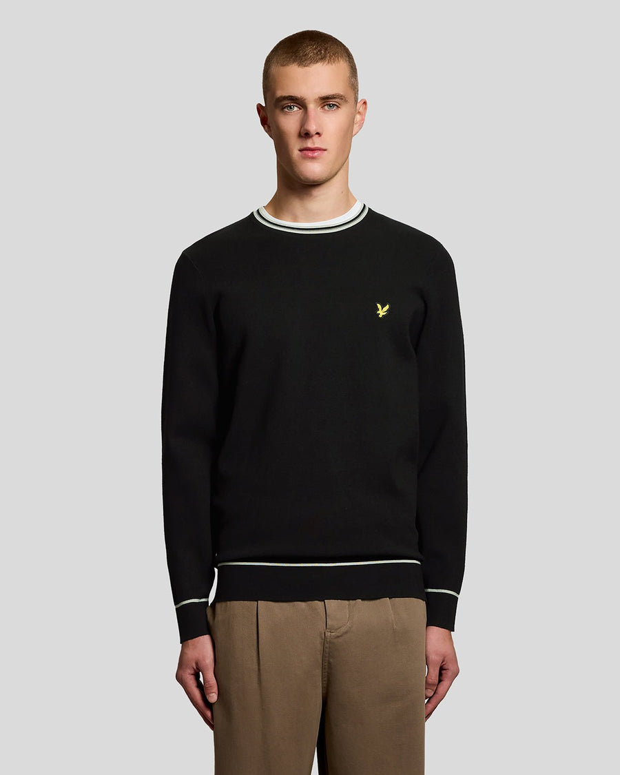 Homme portant un pull à col rond en maille à bords contrastés, couleur noir de jais