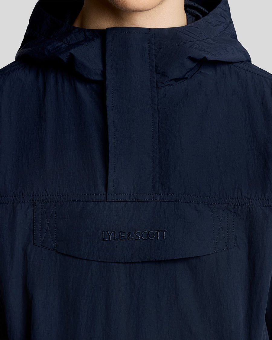 Homme portant une veste-blouse imperméable bleu marine foncé