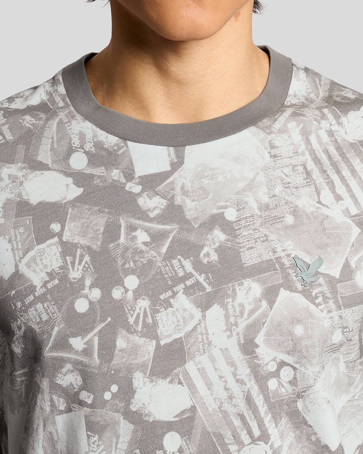Un homme porte un t-shirt à imprimé graphique industriel de couleur gris froid