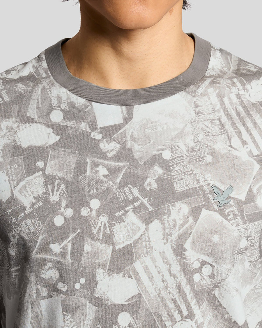 Un homme porte un t-shirt à imprimé graphique industriel de couleur gris froid