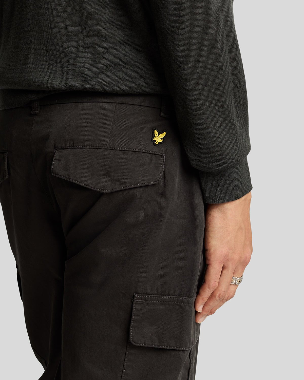 Homme portant un pantalon à poches cargo couleur gris métallisé