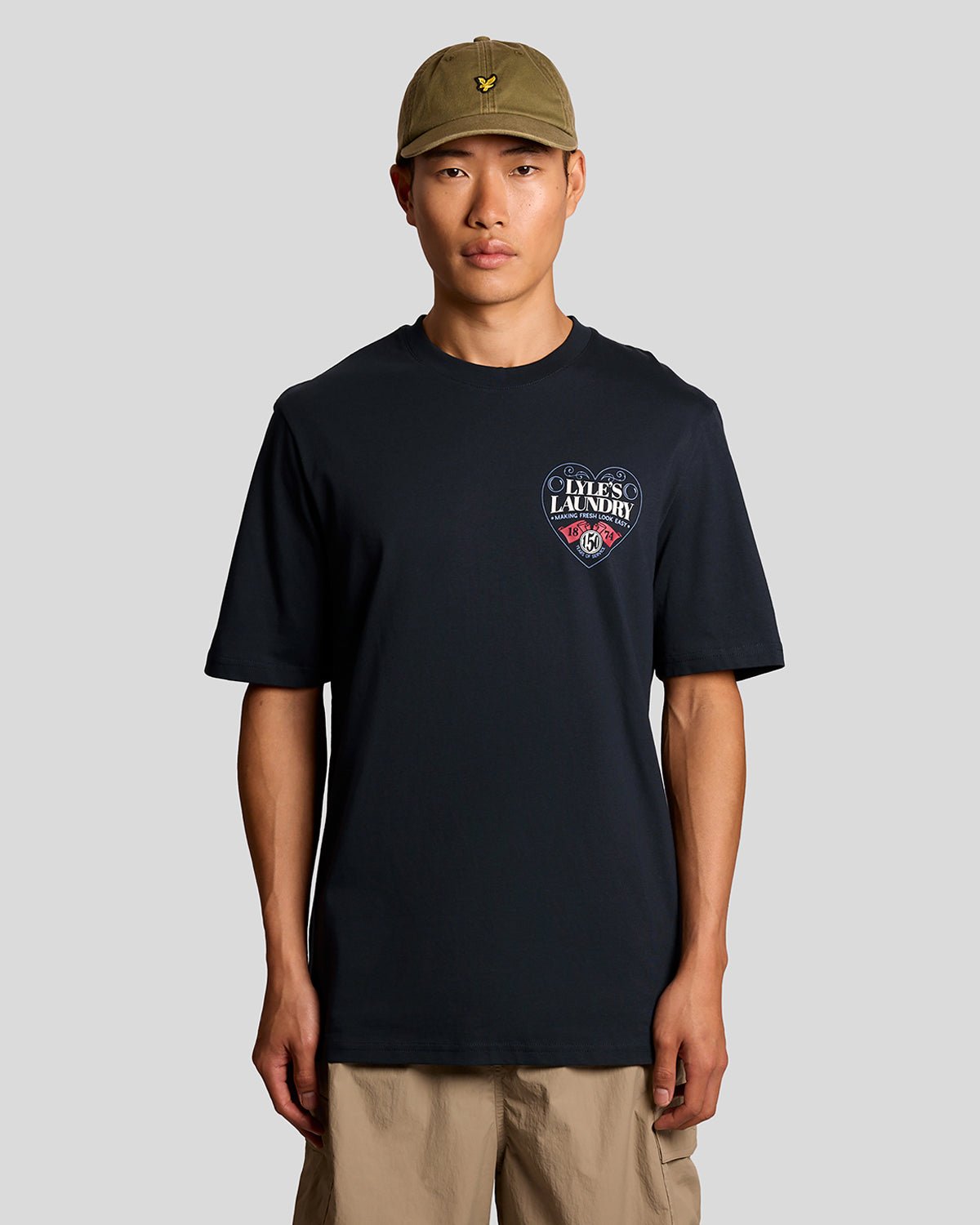 Homme portant un t-shirt à motif sur la poitrine, bleu marine foncé