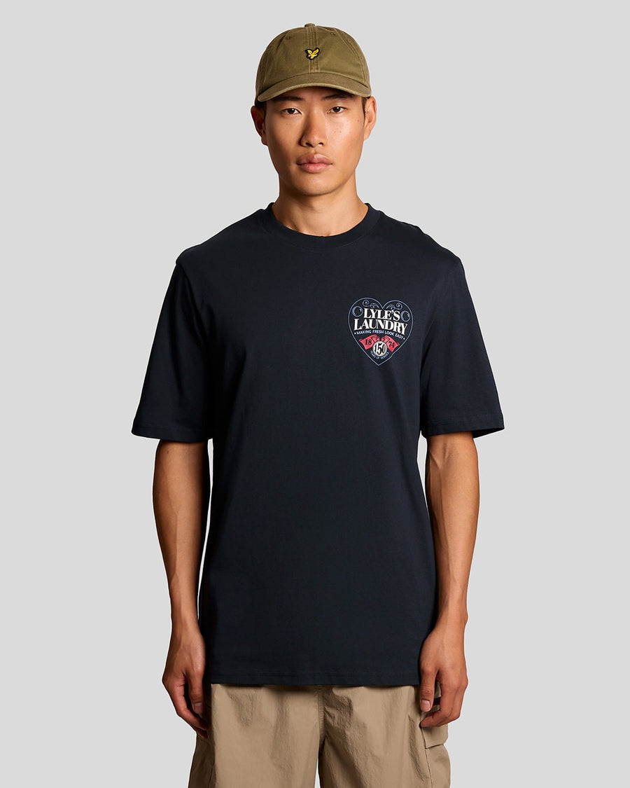 Homme portant un t-shirt à motif sur la poitrine, bleu marine foncé