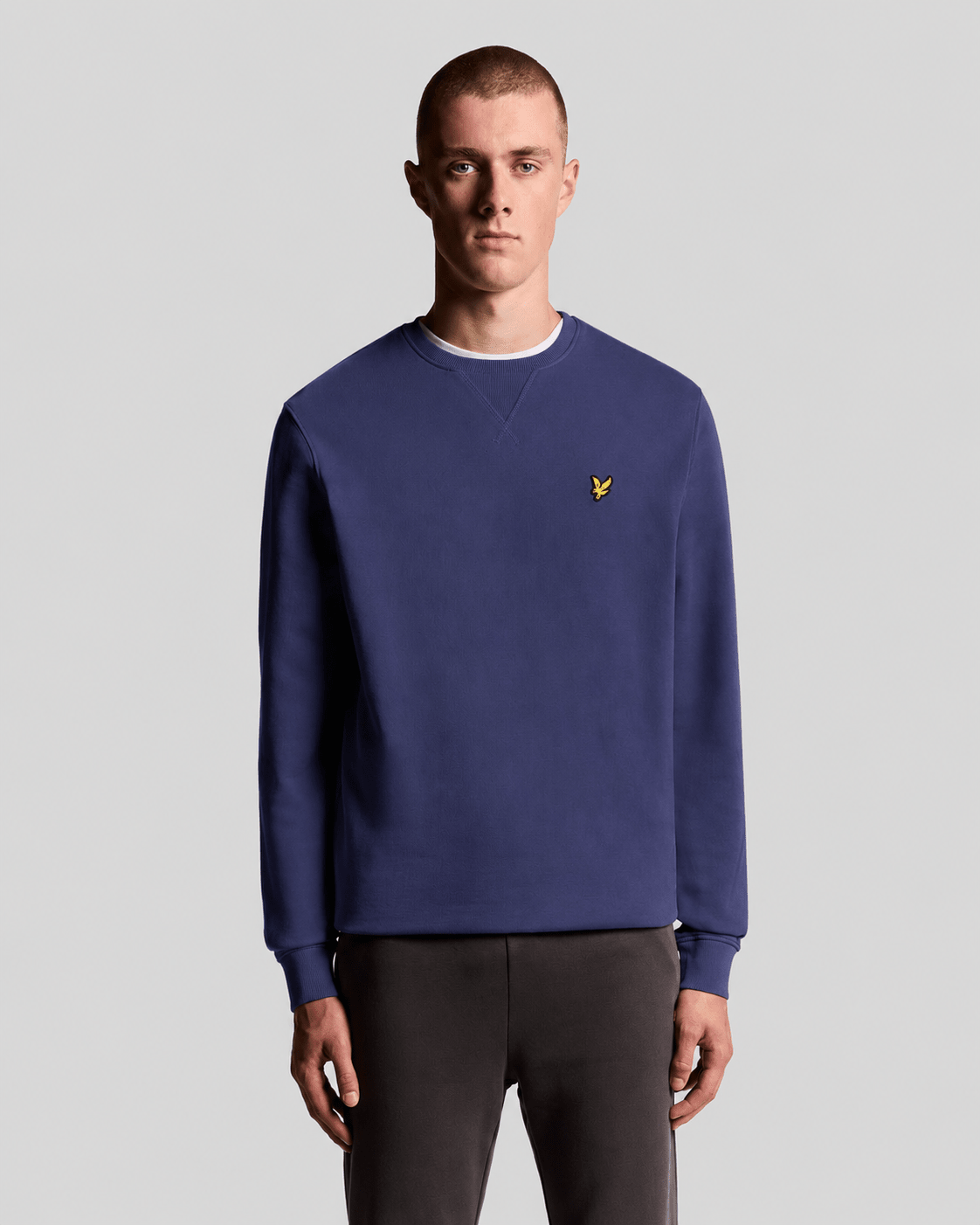 Homme portant un sweat-shirt à col rond en coton bleu marine foncé