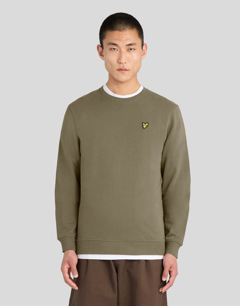 Mann trägt ein „Everyday Cotton“-Sweatshirt mit Rundhalsausschnitt in Woolwich