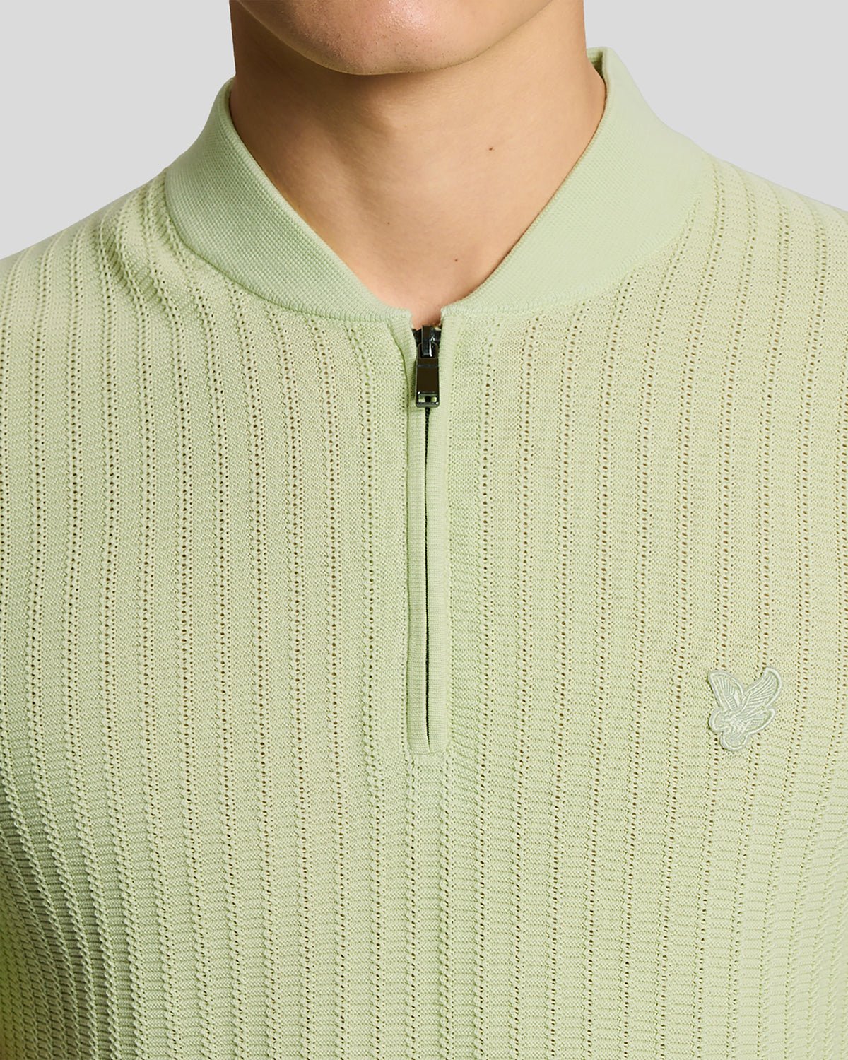 Homme portant un polo en tricot de coton ultra-fin à fermeture éclair 1/4, couleur Tender Greens