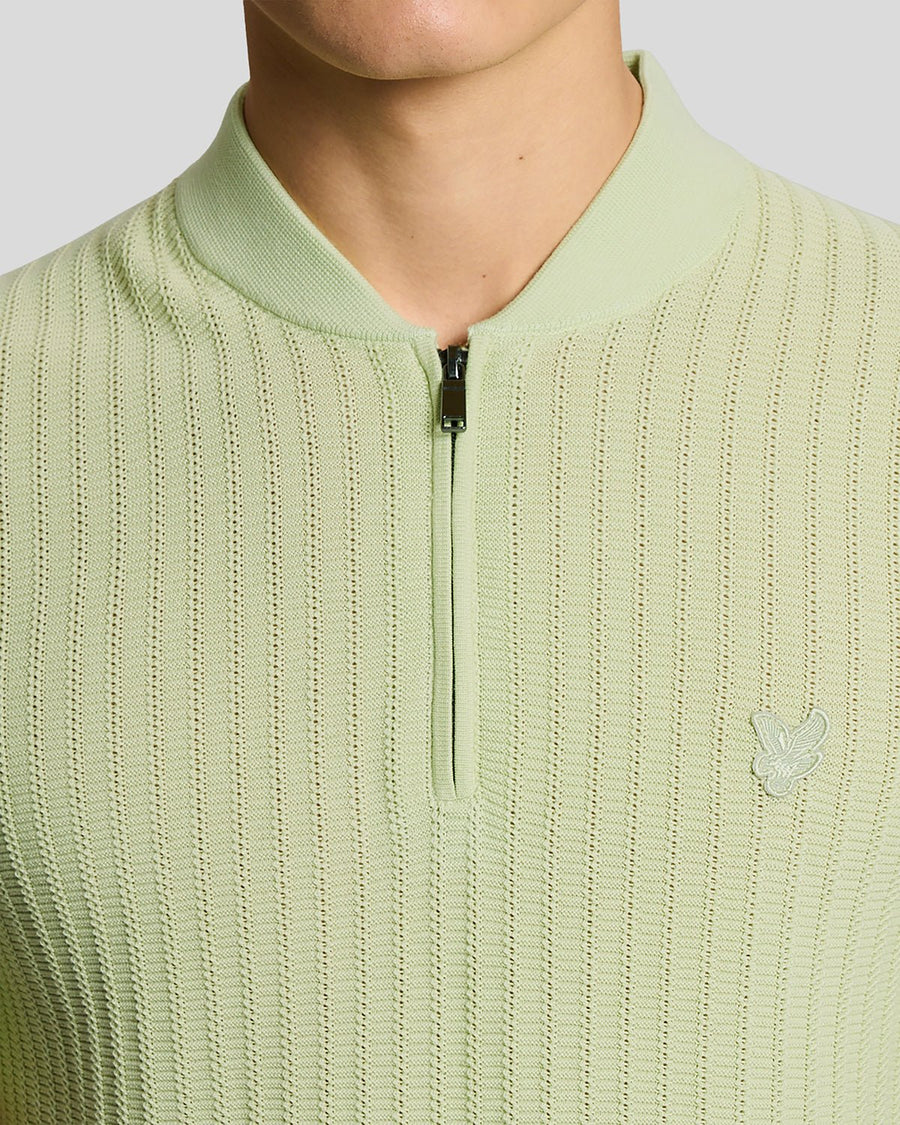 Homme portant un polo en tricot de coton ultra-fin à fermeture éclair 1/4, couleur Tender Greens