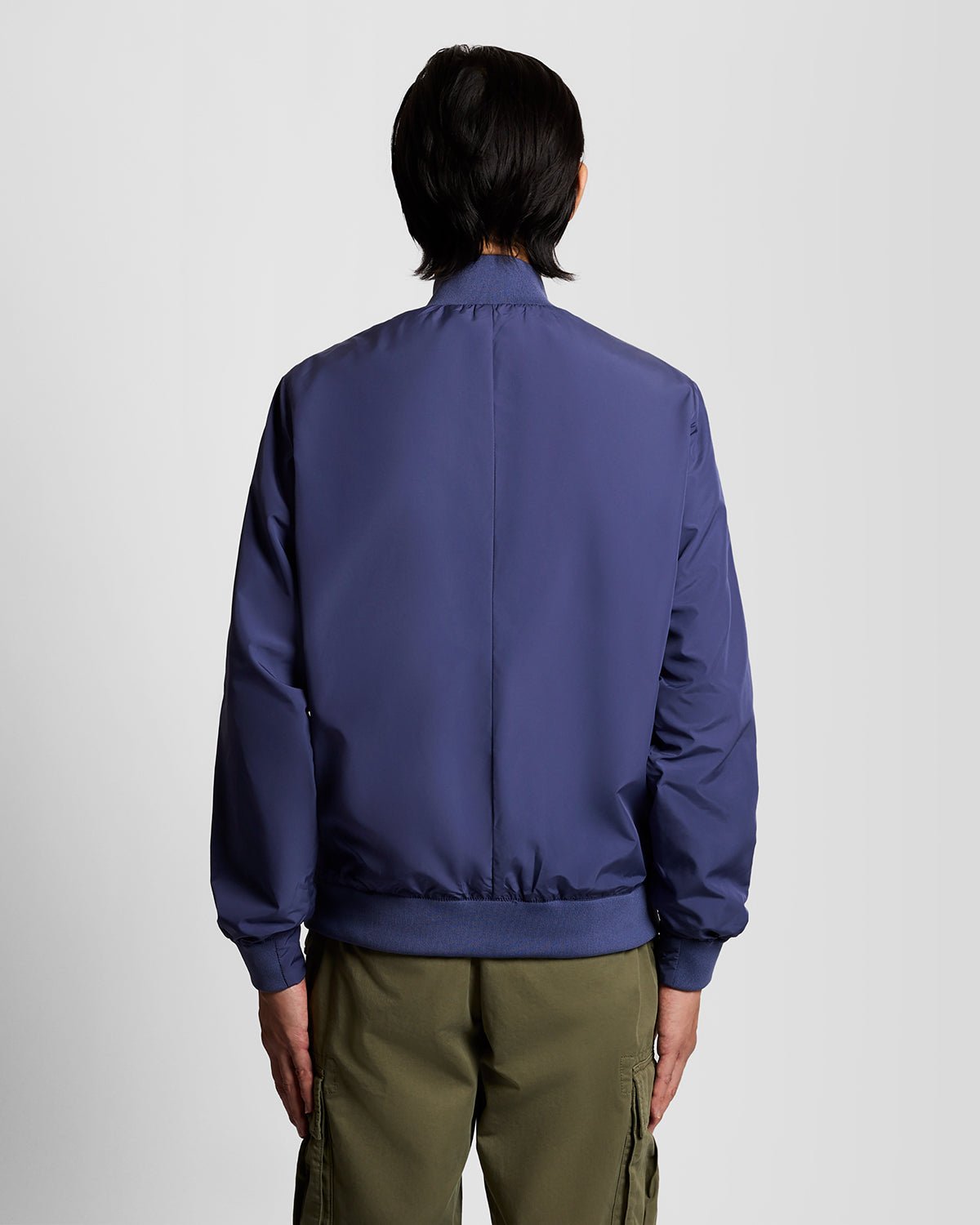 Hombre lleva chaqueta de cuello alto color azul marino intenso