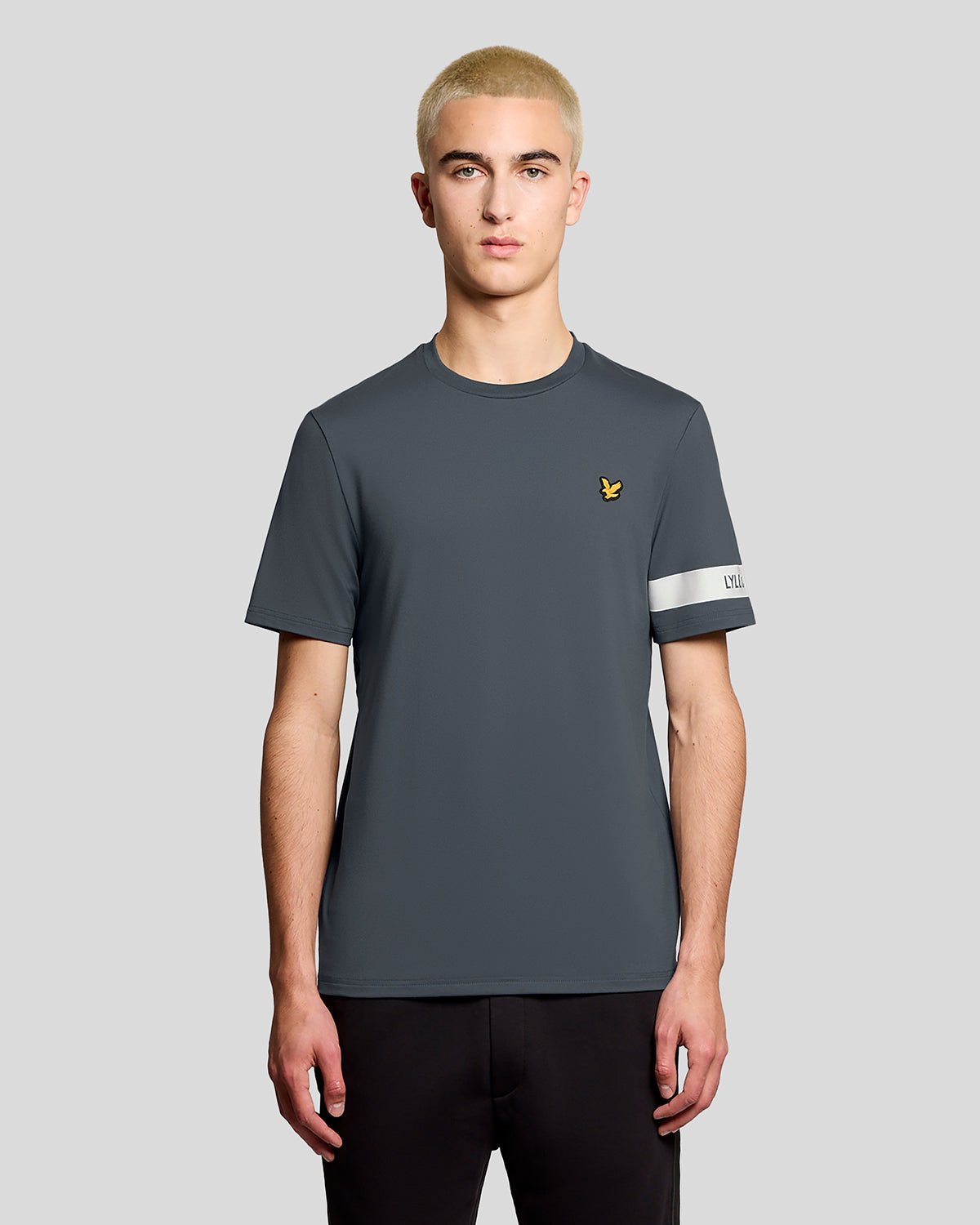 Un homme porte un t-shirt à manches sportives « Turbulence »