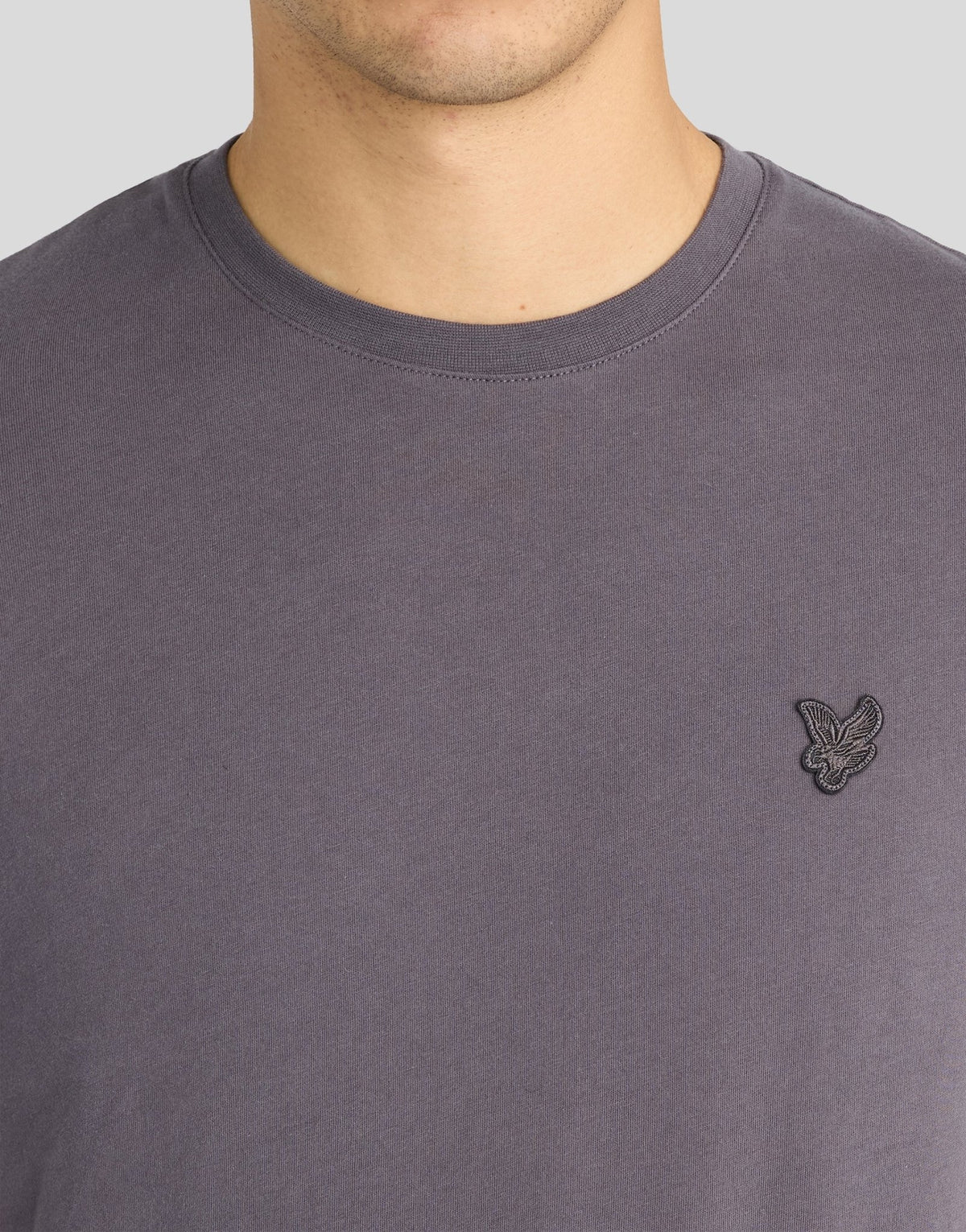 Un homme porte un t-shirt en coton ultra-fin de couleur « Iron »