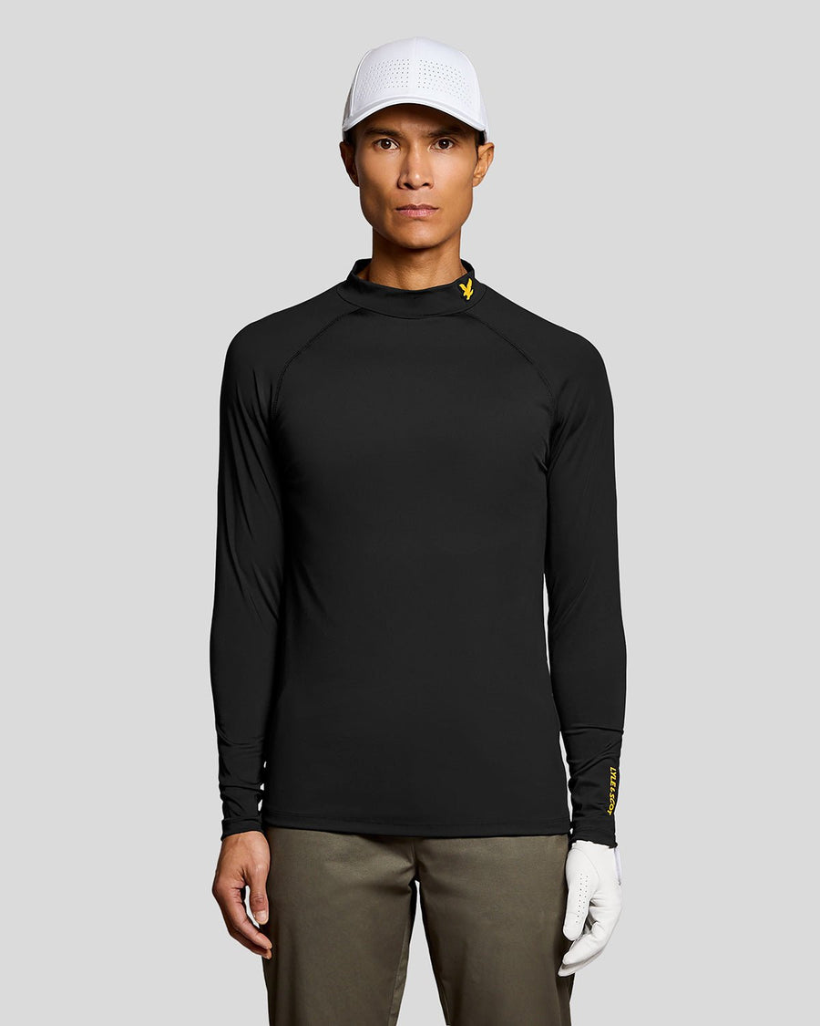 Uomo con maglia intima tecnica in nero jet