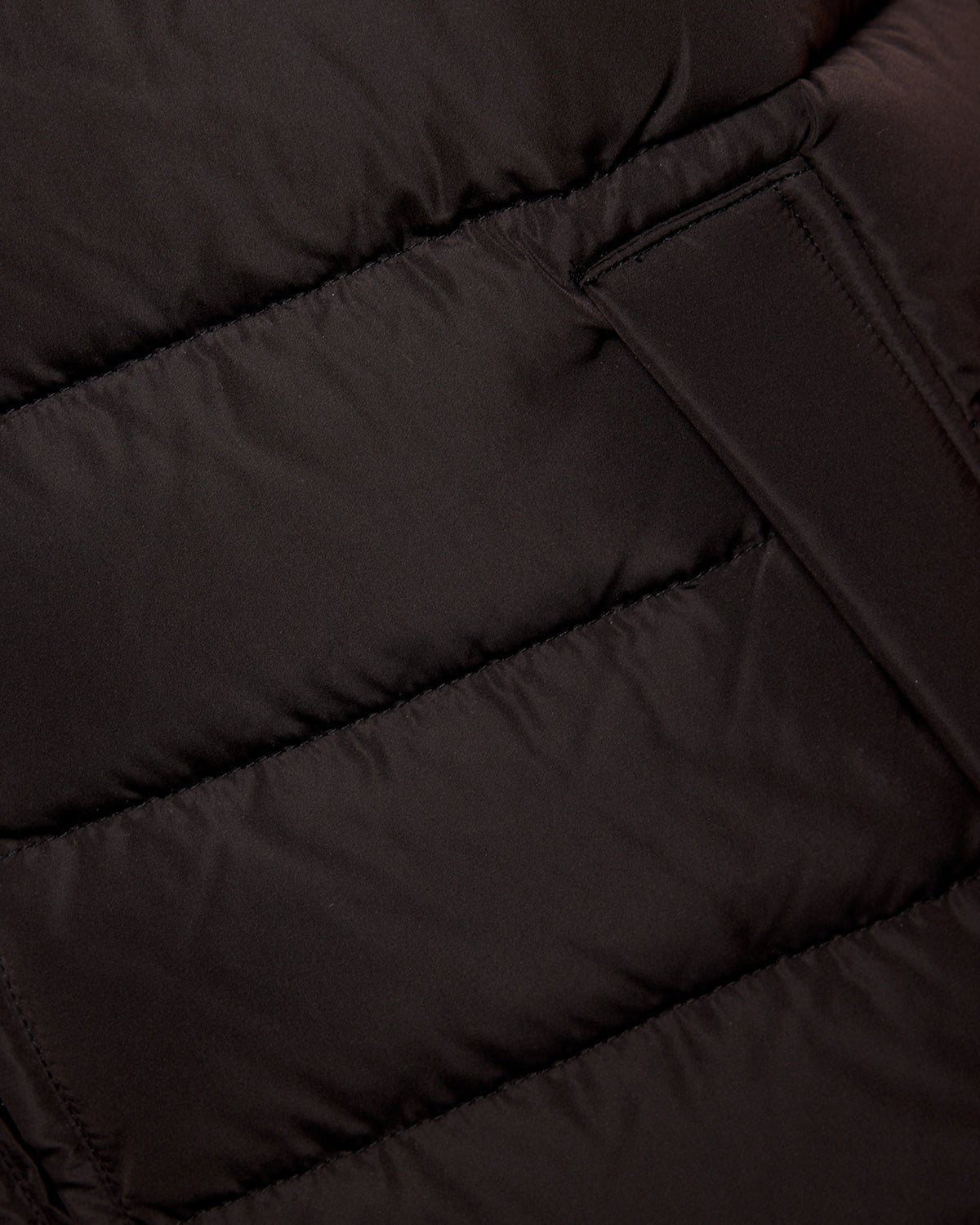 Un homme porte un gilet matelassé noir de jais