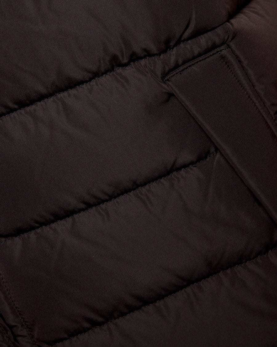 Un homme porte un gilet matelassé noir de jais
