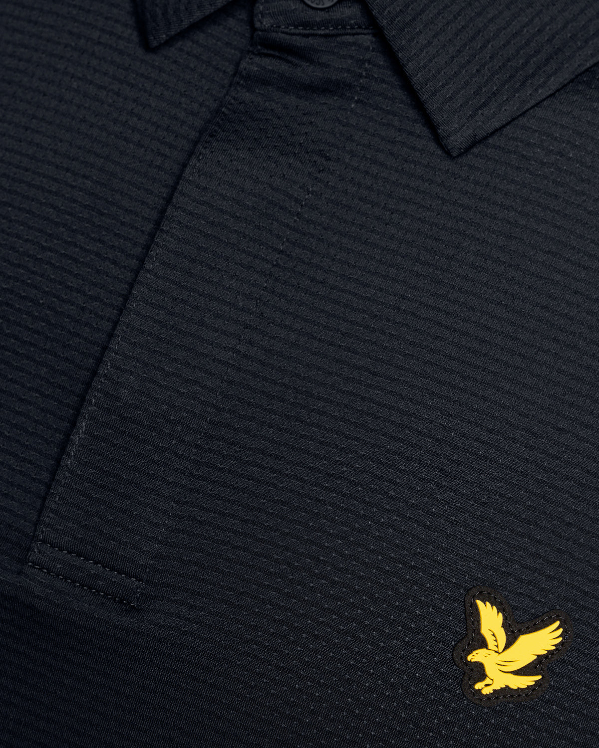 Uomo con polo con abbottonatura nascosta in blu scuro