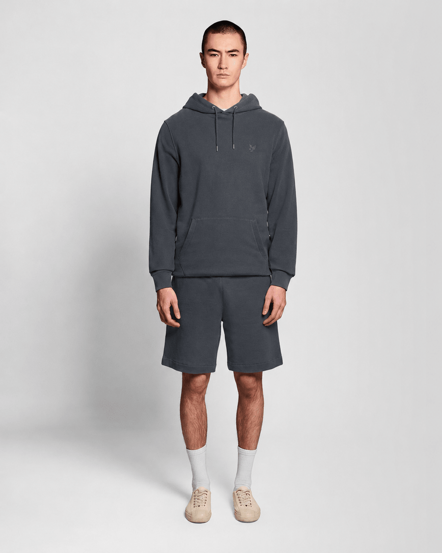 Homme portant un sweat à capuche en coton ultra-fin à effet bouclé, couleur « gunmetal »