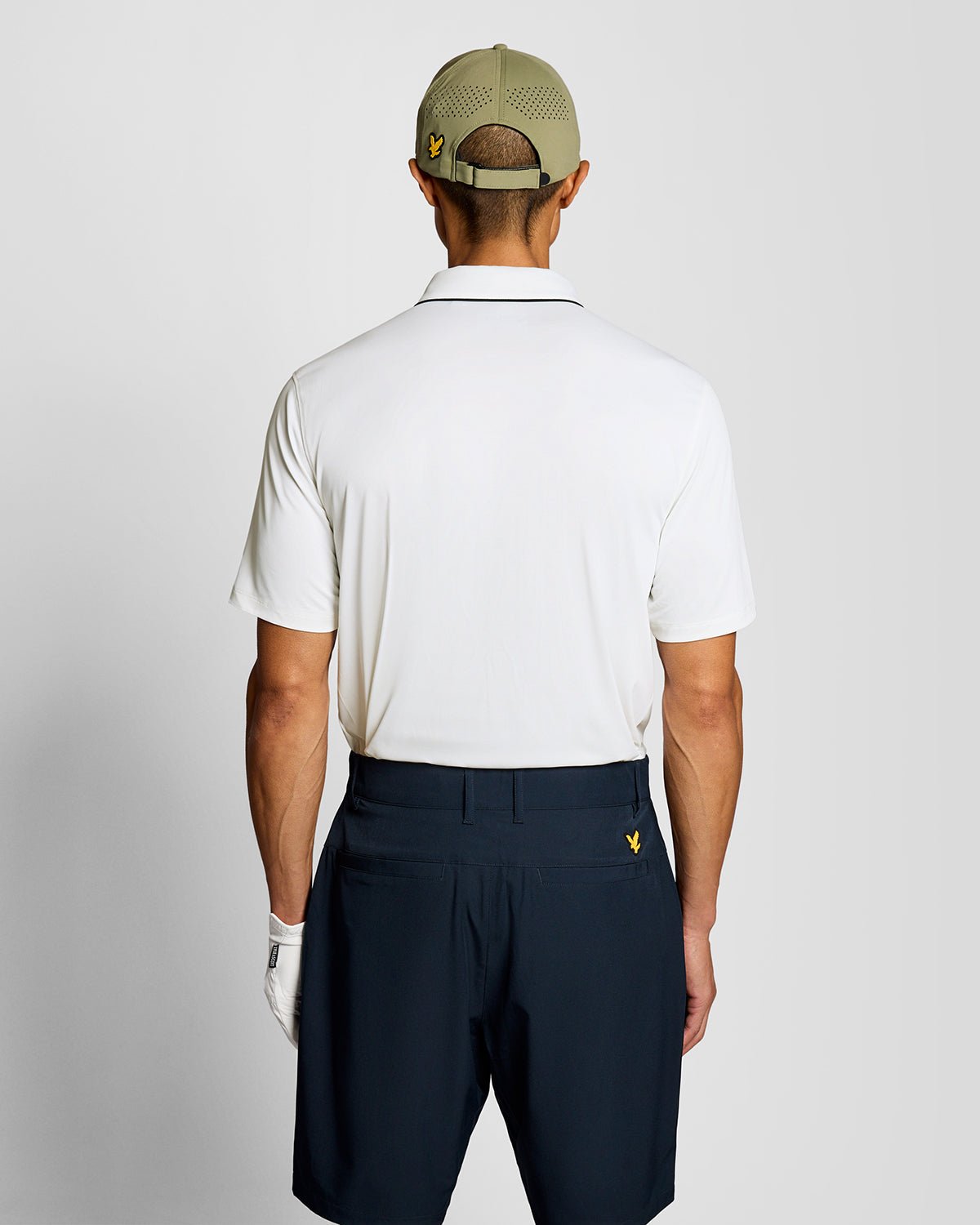 Homme portant un polo à col contrasté blanc