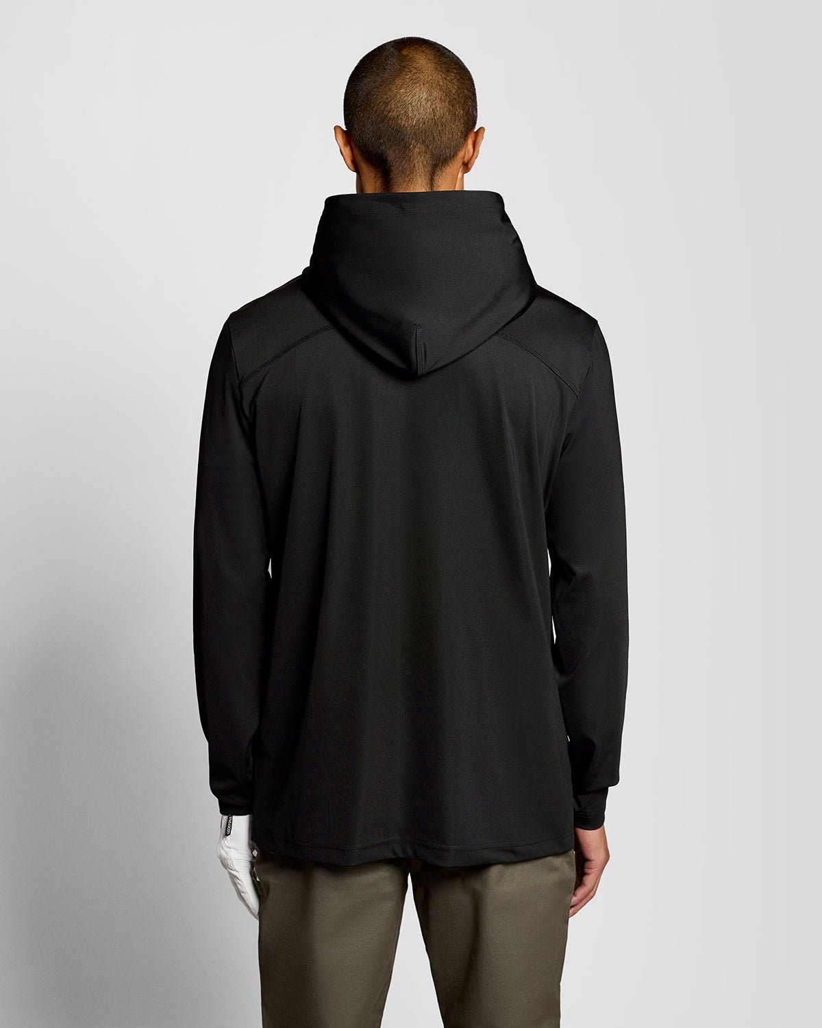 Homme portant une couche intermédiaire à capuche Performance, couleur noir jais