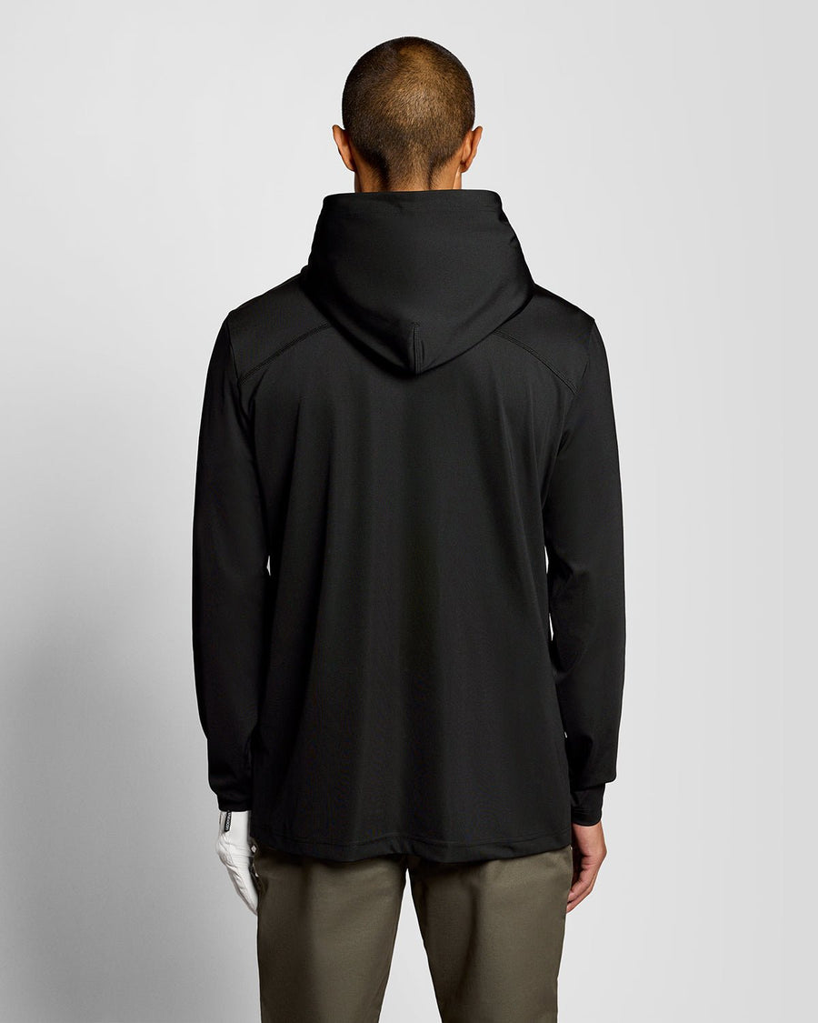 Homme portant une couche intermédiaire à capuche Performance, couleur noir jais