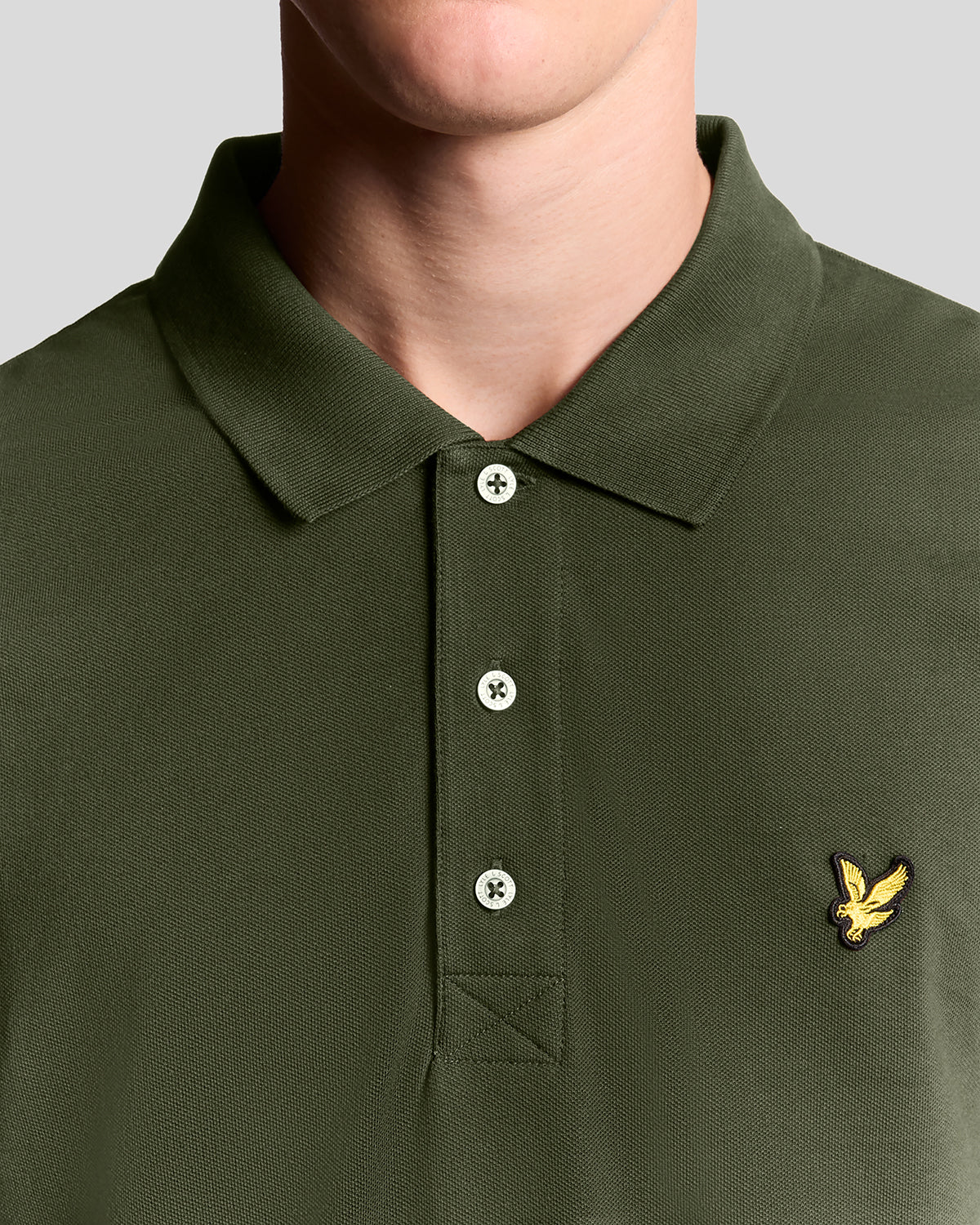Man draagt een katoenen poloshirt in olijfgroen