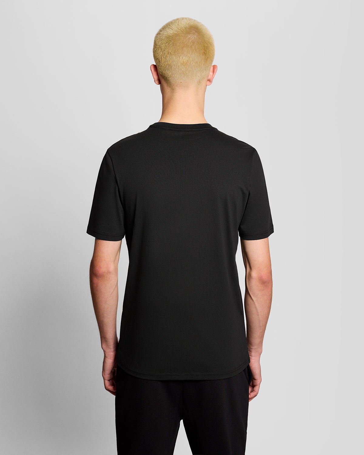 Hombre con camiseta deportiva en negro azabache