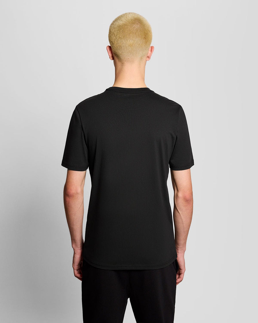 Hombre con camiseta deportiva en negro azabache