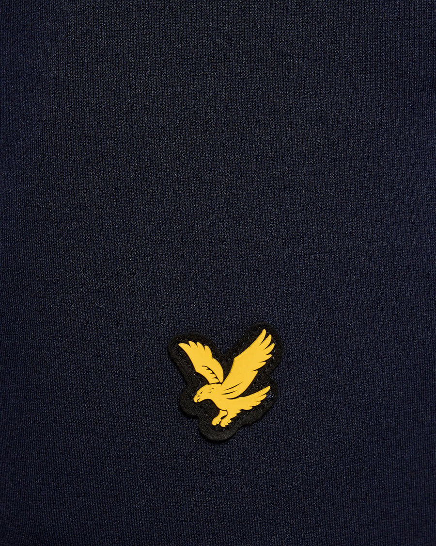 Homme portant un pantalon de jogging léger de sport bleu marine foncé