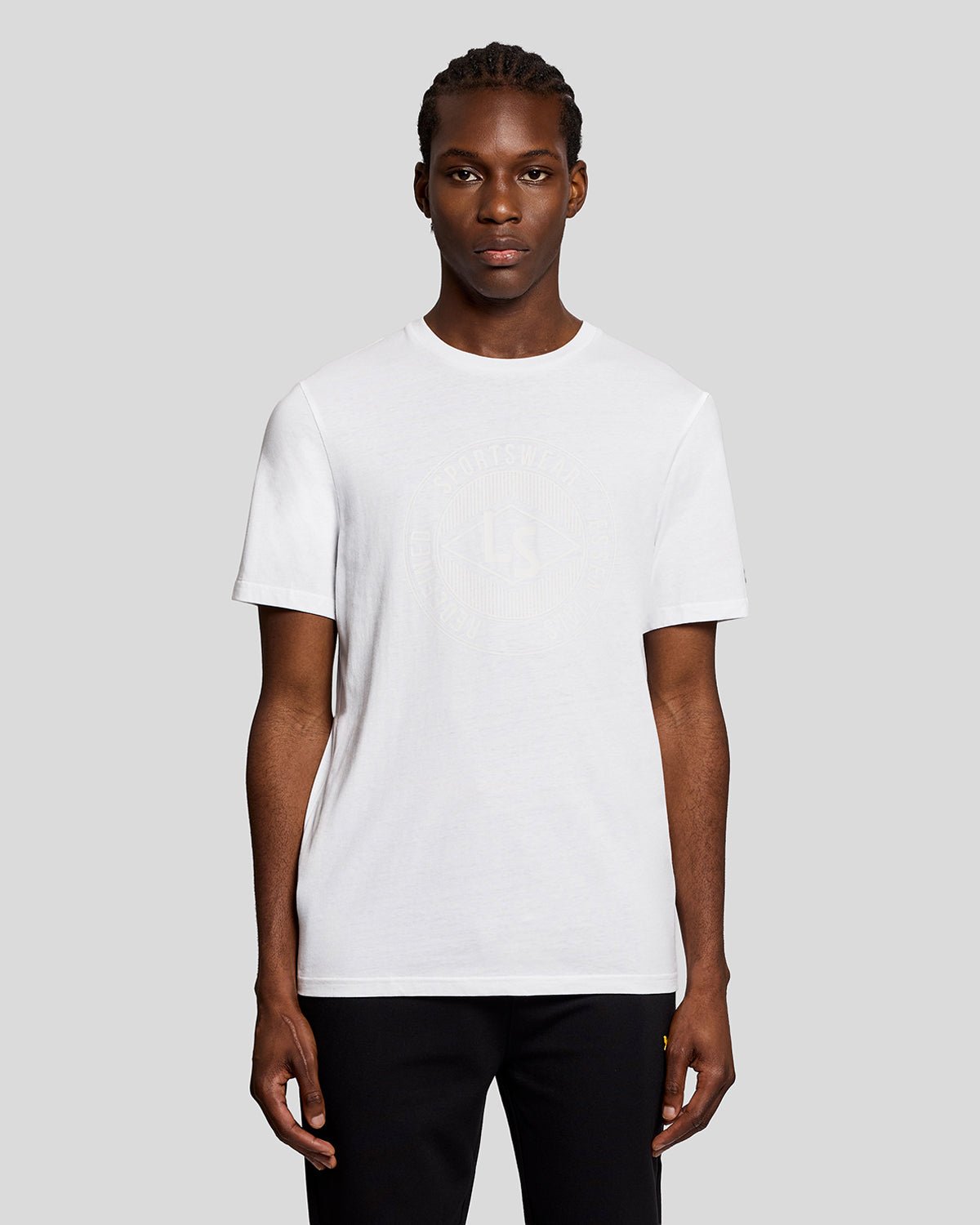 Homme portant un t-shirt blanc avec le logo graphique « Sports Redefined »