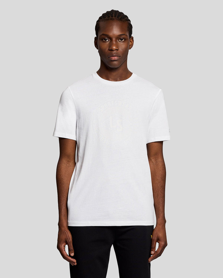 Homme portant un t-shirt blanc avec le logo graphique « Sports Redefined »