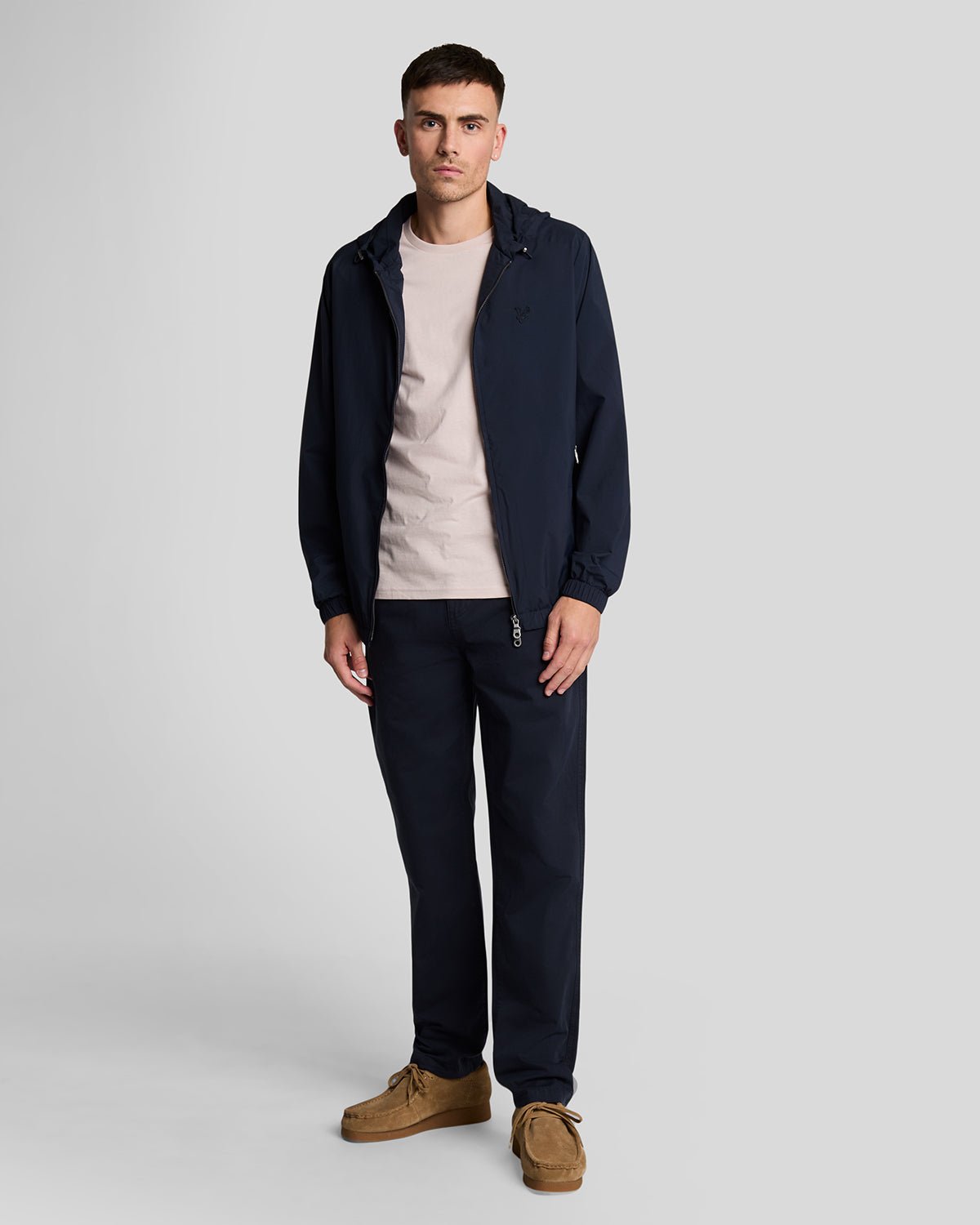 Homme portant un pantalon chino à cinq poches bleu marine foncé