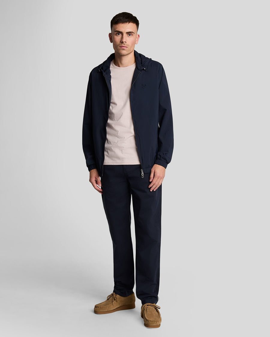 Homme portant un pantalon chino à cinq poches bleu marine foncé