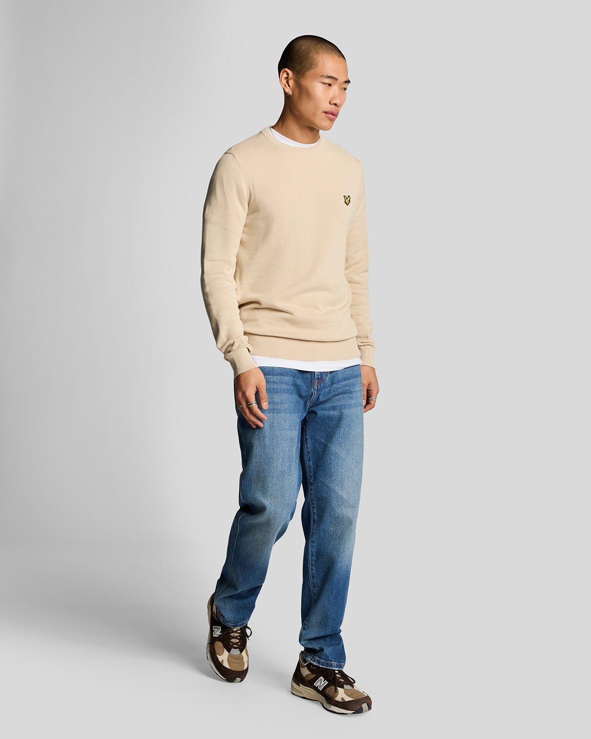 Homme portant un jean en denim ajusté et fuselé, bleu délavé