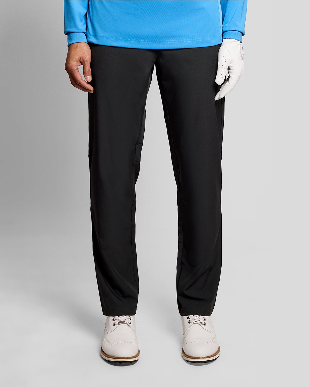 Un homme porte un pantalon chino noir de jais