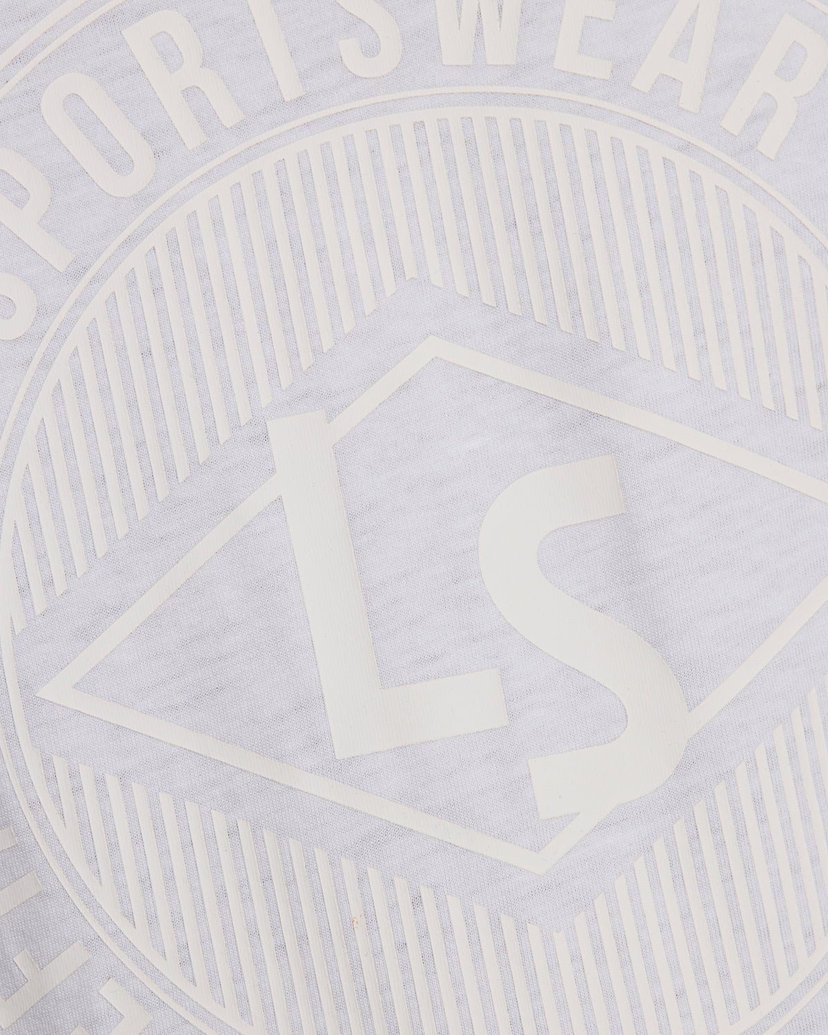 Homme portant un t-shirt blanc avec le logo graphique « Sports Redefined »