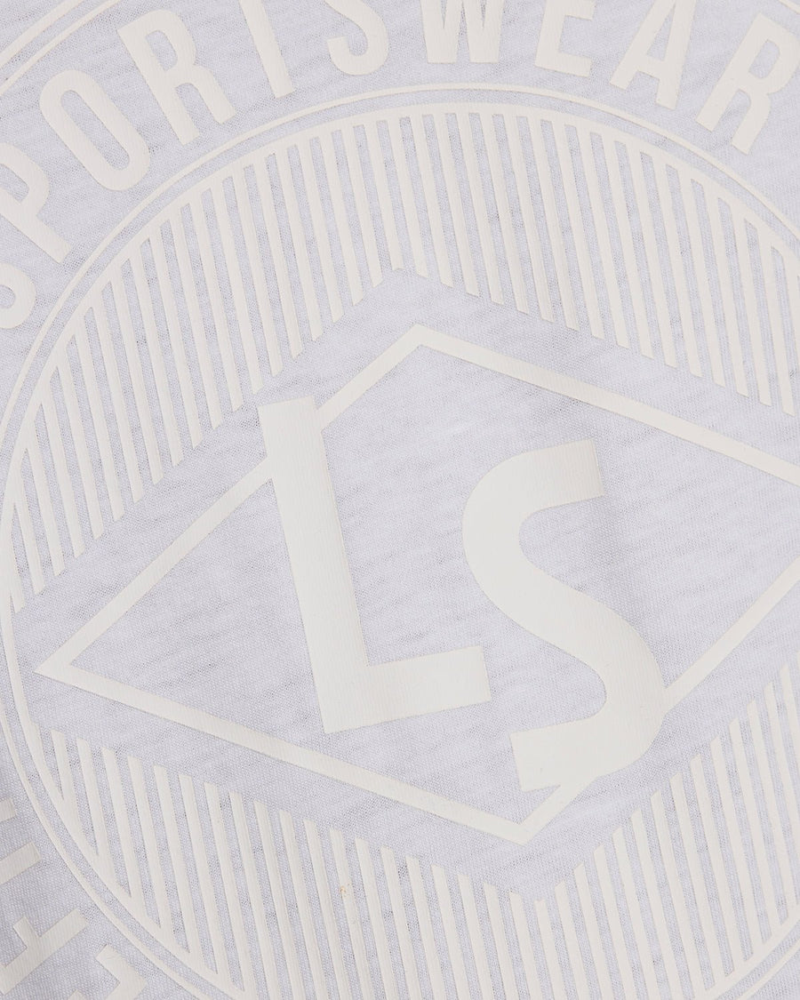 Homme portant un t-shirt blanc avec le logo graphique « Sports Redefined »