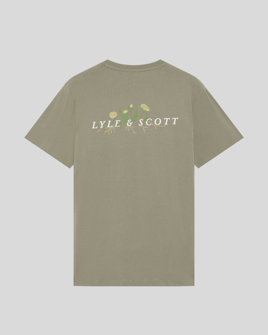 Un homme porte un t-shirt à motif botanique de la marque Lint