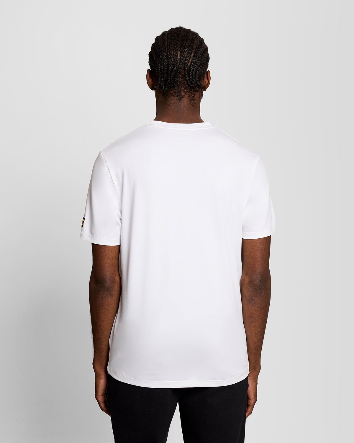 Homme portant un t-shirt blanc avec un logo sur la poitrine